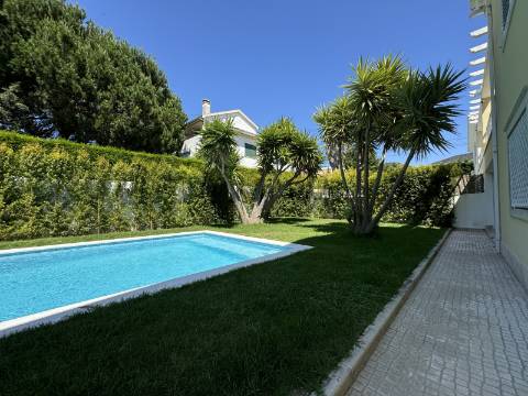 Moradia Geminada T4 totalmente renovada, perto do mar