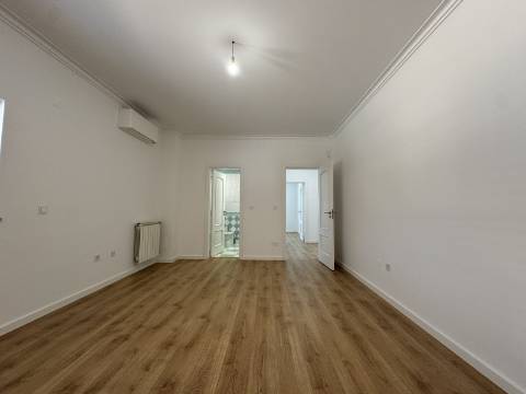 Moradia Geminada T4 totalmente renovada, perto do mar