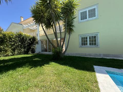 Moradia Geminada T4 totalmente renovada, perto do mar