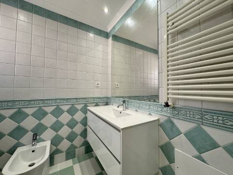 Moradia Geminada T4 totalmente renovada, perto do mar