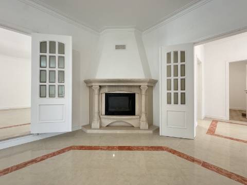 Moradia Geminada T4 totalmente renovada, perto do mar