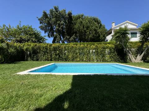 Moradia Geminada T4 totalmente renovada, perto do mar