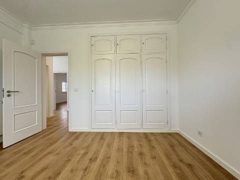 Moradia Geminada T4 totalmente renovada, perto do mar