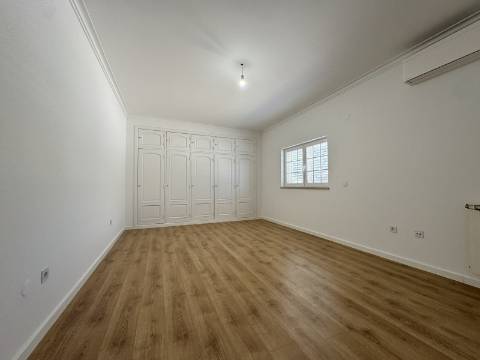 Moradia Geminada T4 totalmente renovada, perto do mar