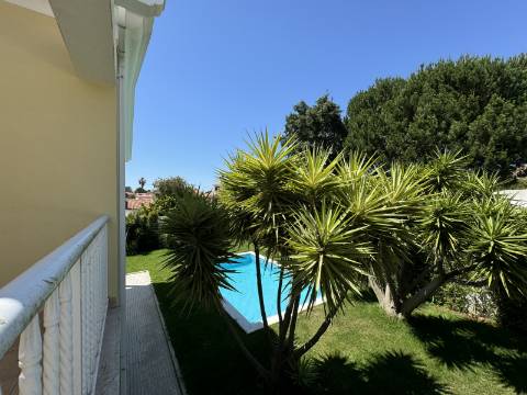 Moradia Geminada T4 totalmente renovada, perto do mar