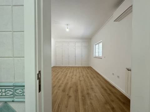 Moradia Geminada T4 totalmente renovada, perto do mar