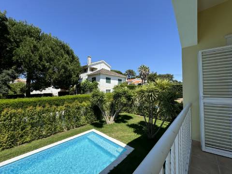 Moradia Geminada T4 totalmente renovada, perto do mar