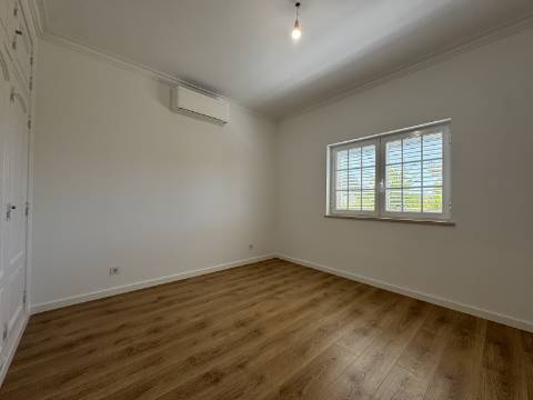 Moradia Geminada T4 totalmente renovada, perto do mar