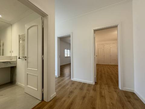 Moradia Geminada T4 totalmente renovada, perto do mar