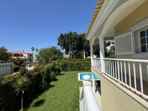 Moradia Geminada T4 totalmente renovada, perto do mar