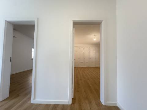 Moradia Geminada T4 totalmente renovada, perto do mar