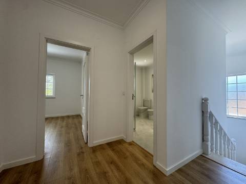 Moradia Geminada T4 totalmente renovada, perto do mar