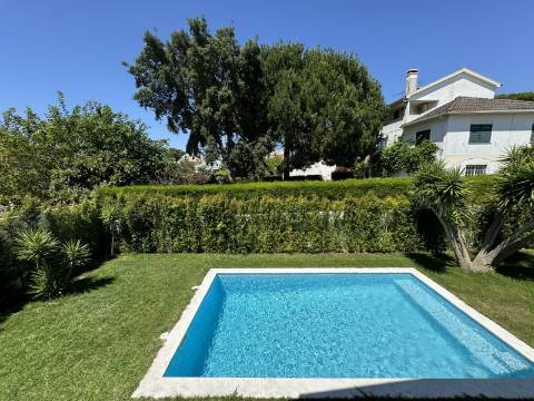 Moradia Geminada T4 totalmente renovada, perto do mar