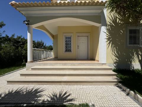 Moradia Geminada T4 totalmente renovada, perto do mar