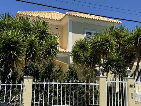 Moradia Geminada T4 totalmente renovada, perto do mar