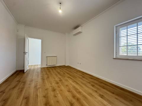 Moradia Geminada T4 totalmente renovada, perto do mar