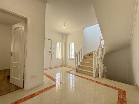 Moradia Geminada T4 totalmente renovada, perto do mar