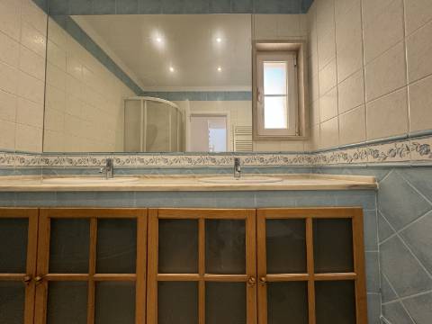 Moradia Geminada T4 totalmente renovada, perto do mar