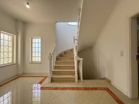 Moradia Geminada T4 totalmente renovada, perto do mar