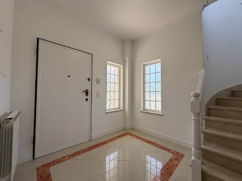 Moradia Geminada T4 totalmente renovada, perto do mar