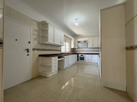 Moradia Geminada T4 totalmente renovada, perto do mar