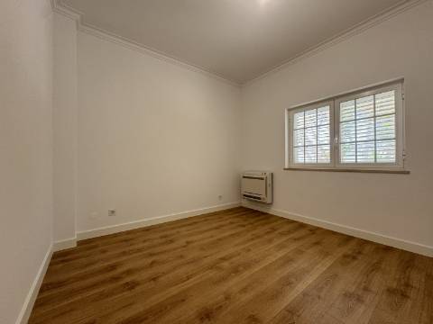 Moradia Geminada T4 totalmente renovada, perto do mar