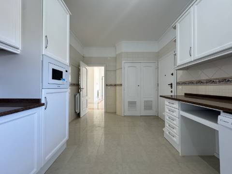 Moradia Geminada T4 totalmente renovada, perto do mar