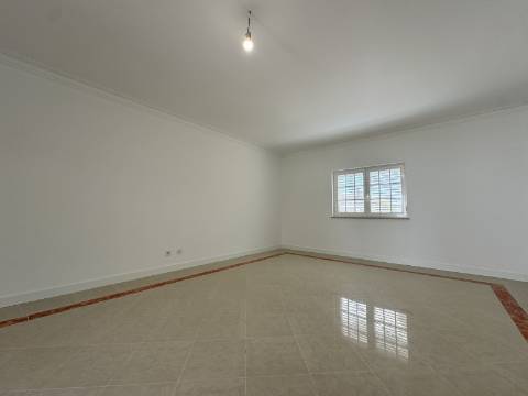 Moradia Geminada T4 totalmente renovada, perto do mar