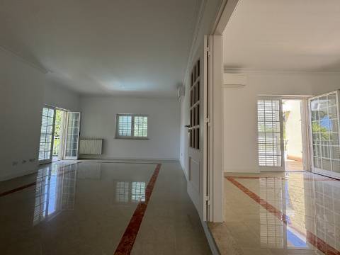 Moradia Geminada T4 totalmente renovada, perto do mar