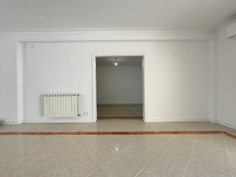 Moradia Geminada T4 totalmente renovada, perto do mar