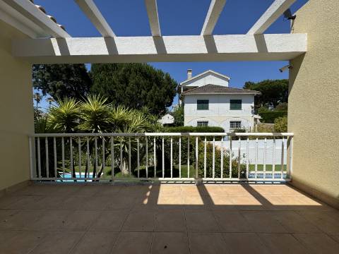 Moradia Geminada T4 totalmente renovada, perto do mar