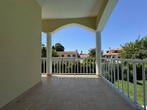 Moradia Geminada T4 totalmente renovada, perto do mar