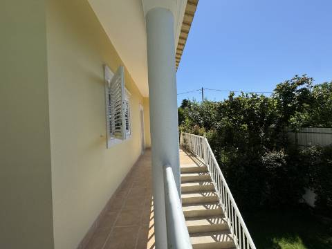 Moradia Geminada T4 totalmente renovada, perto do mar