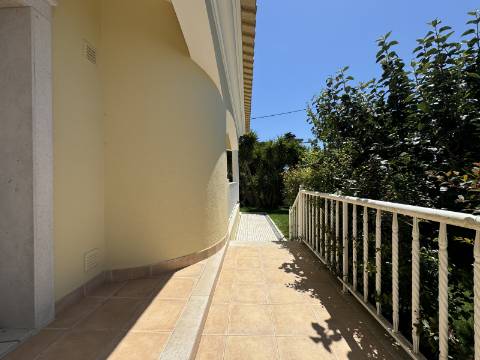 Moradia Geminada T4 totalmente renovada, perto do mar