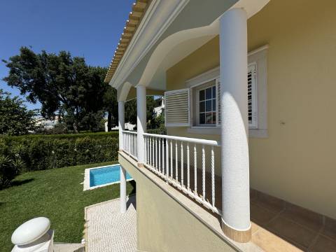 Moradia Geminada T4 totalmente renovada, perto do mar