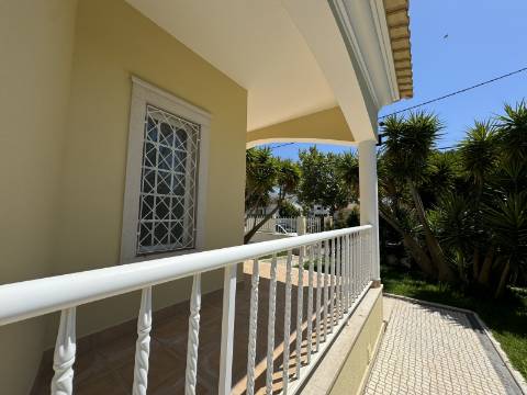 Moradia Geminada T4 totalmente renovada, perto do mar