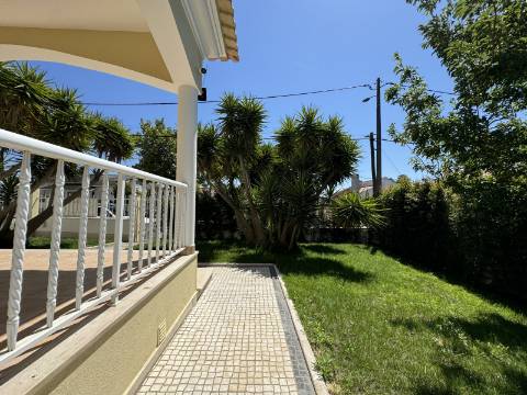 Moradia Geminada T4 totalmente renovada, perto do mar