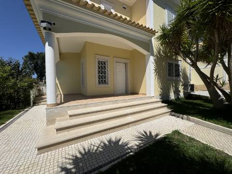 Moradia Geminada T4 totalmente renovada, perto do mar