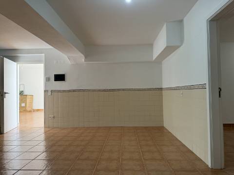 Moradia Geminada T4 totalmente renovada, perto do mar