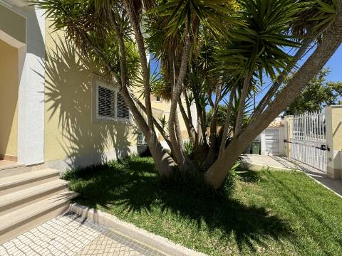 Moradia Geminada T4 totalmente renovada, perto do mar