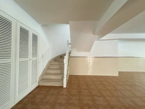 Moradia Geminada T4 totalmente renovada, perto do mar