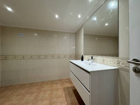 Moradia Geminada T4 totalmente renovada, perto do mar