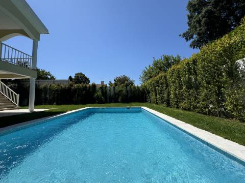 Moradia Geminada T4 totalmente renovada, perto do mar