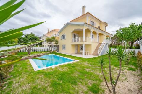 Moradia Geminada T4 totalmente renovada, perto do mar