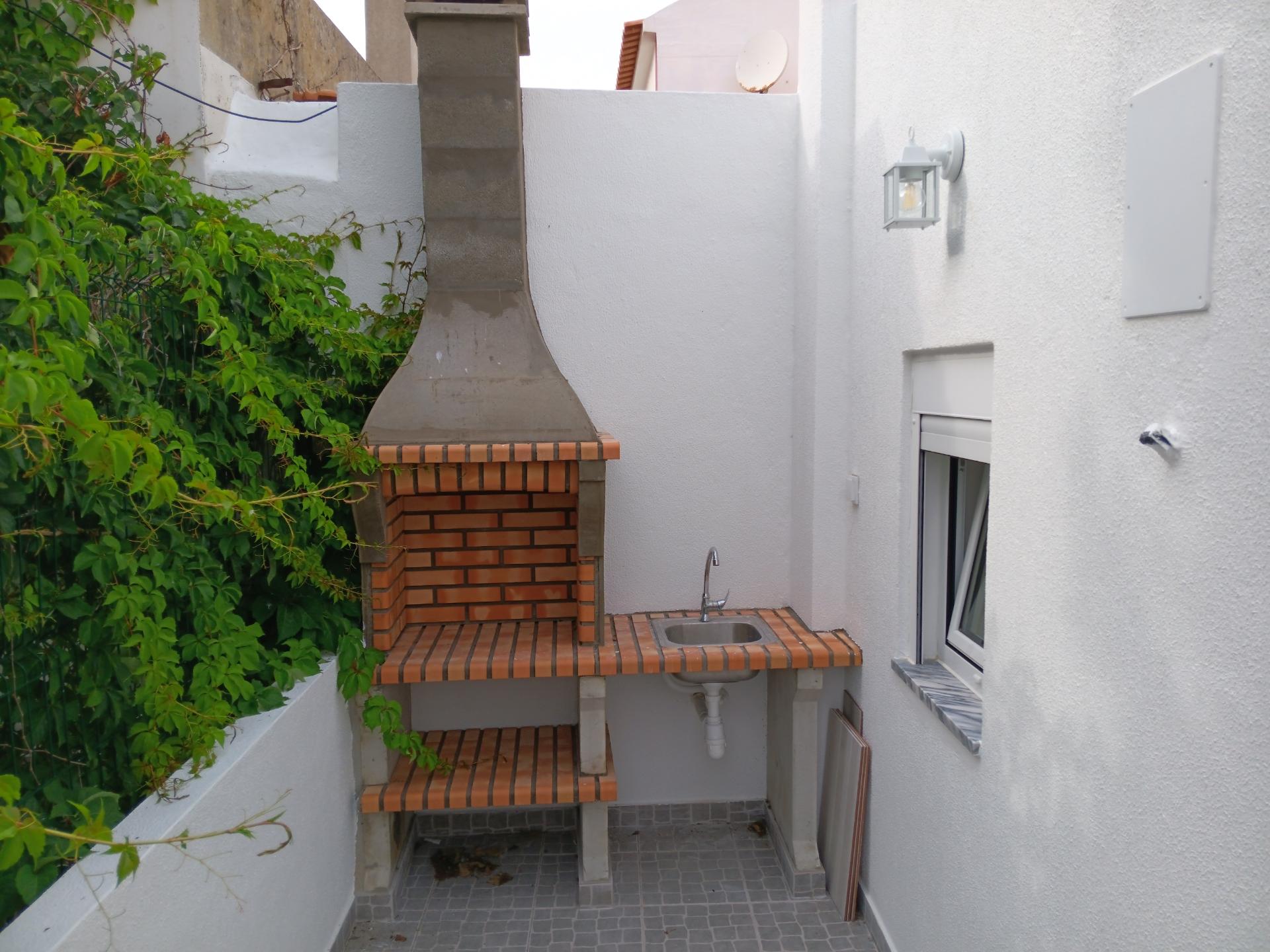 Casa T2 remodelada no centro de Sesimbra
