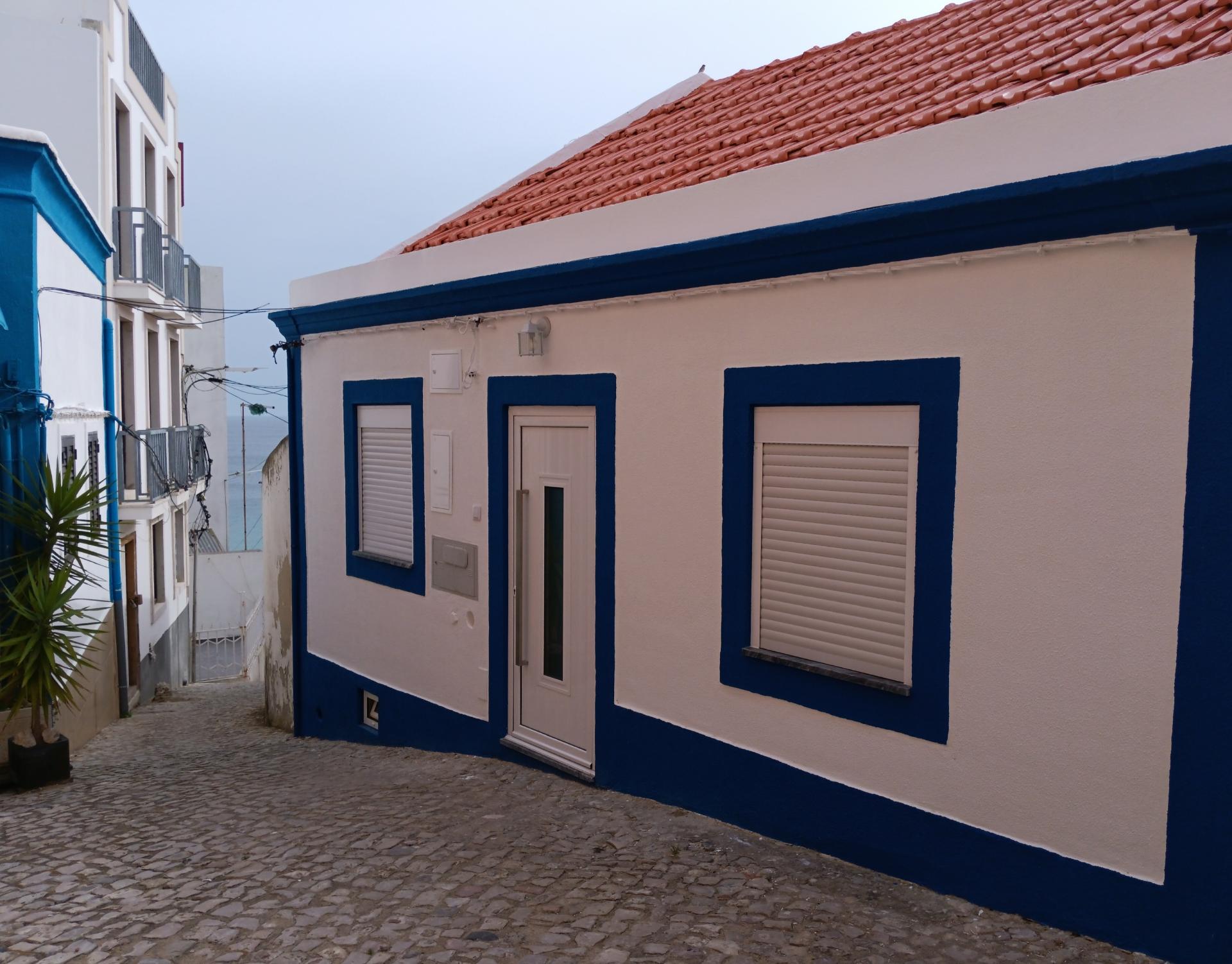 Casa T2 remodelada no centro de Sesimbra