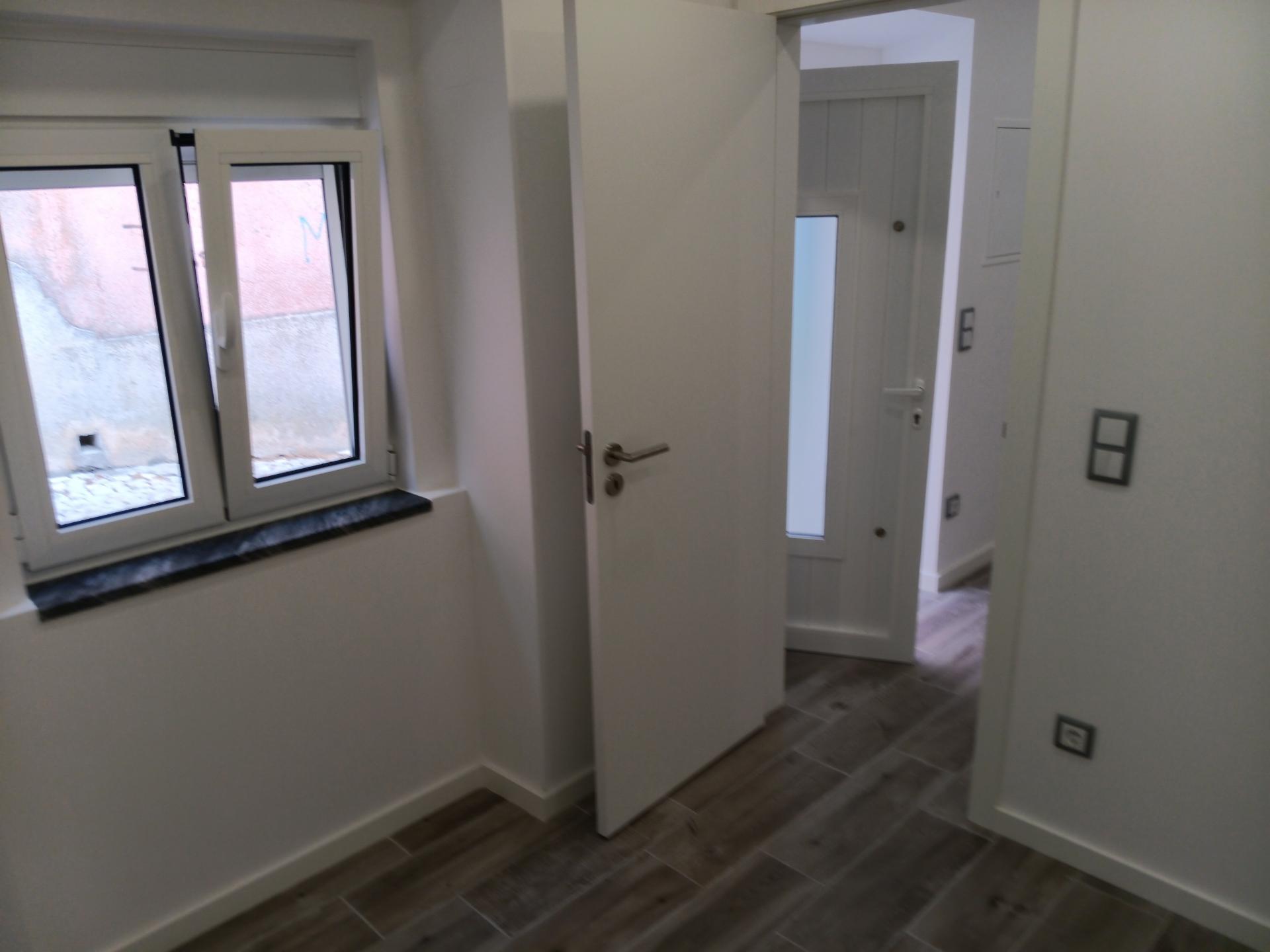Casa T2 remodelada no centro de Sesimbra