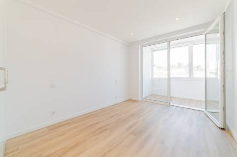 Apartamento T3 totalmente remodelado, em Cacilhas, Almada