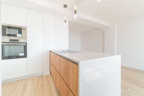 Apartamento T3 totalmente remodelado, em Cacilhas, Almada