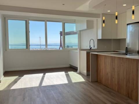 Apartamento T3 totalmente remodelado, em Cacilhas, Almada